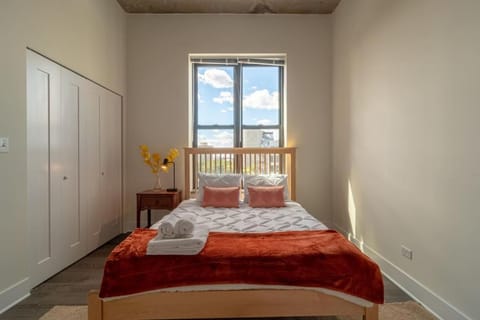 McCormick Place Luxurious and Spacious 3BR in Downtown Chicago with Optional Parking Sleeps 10 guests Apartment in South Loop