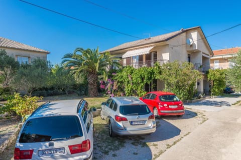 Property building, Facade/entrance, Garden, Garden view