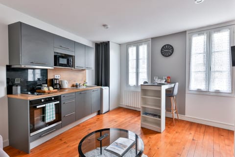 Coffee/tea facilities, Kitchen or kitchenette, Living room, Dining area