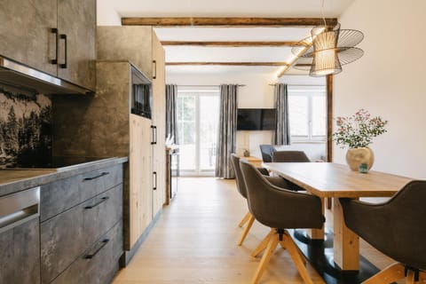 Kitchen or kitchenette, Dining area