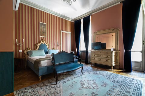 Bed, TV and multimedia, Living room, Photo of the whole room, Seating area, Bedroom, Food, internet, internet