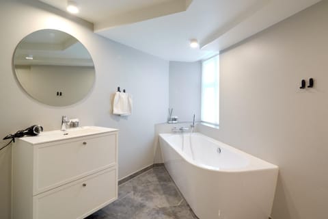 Bathroom, Bath, towels