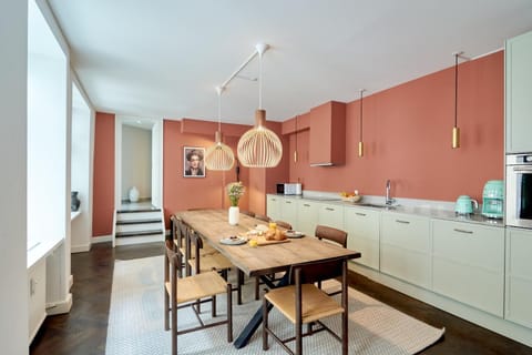 Kitchen or kitchenette, Dining area