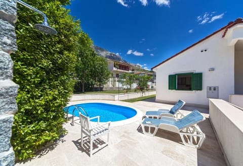 Neighbourhood, Swimming pool