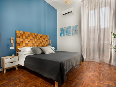 Bed, Photo of the whole room, Bedroom, City view, Landmark view, Street view
