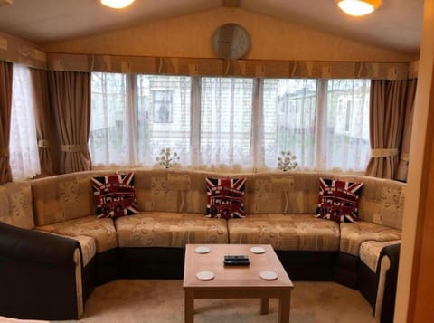 L&g caravan hire 79-5 Coral beach 8 berth LEAD PERSON MUST BE OVER 30 MAX 4 ADULTS House in Ingoldmells