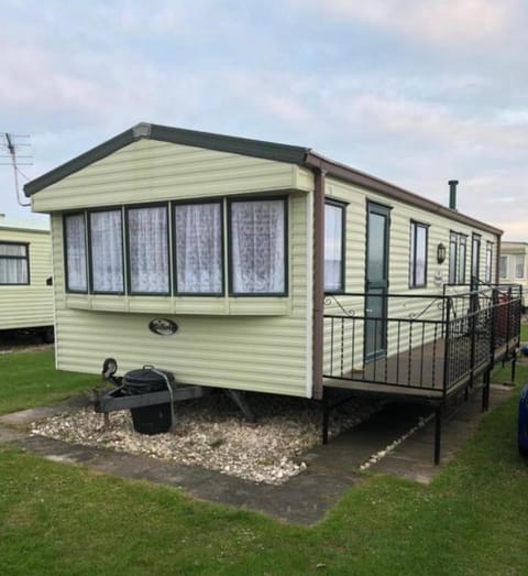 L&g caravan hire 79-5 Coral beach 8 berth LEAD PERSON MUST BE OVER 30 MAX 4 ADULTS House in Ingoldmells