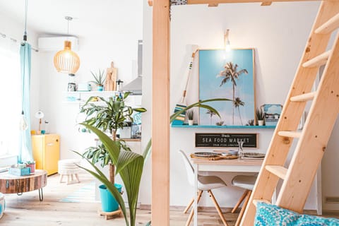 Kitchen or kitchenette, Seating area, Dining area