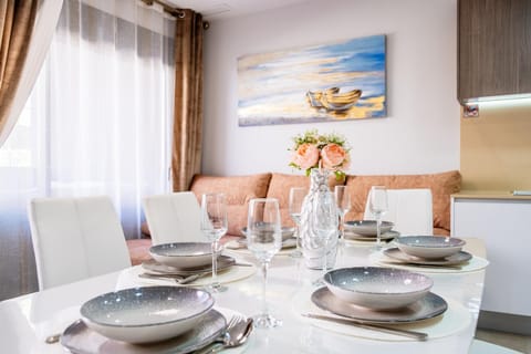 TV and multimedia, Kitchen or kitchenette, Living room, Seating area, Dining area