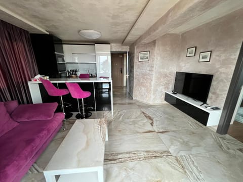 Communal lounge/ TV room, TV and multimedia, Kitchen or kitchenette, Living room, Seating area