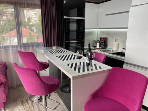 Kitchen or kitchenette, Living room, Seating area, Dining area