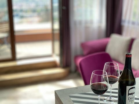 Living room, Seating area, Drinks