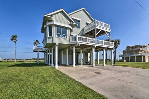 Ocean-View Kahala Beach Bliss Home in Galveston! House in Hitchcock