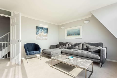 Reel Time - Beautiful Townhouse a Stone's Throw from Poole Quay House in Poole
