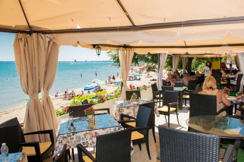 Restaurant/places to eat, Day, People, Banquet/Function facilities, Beach, Evening entertainment, Sea view