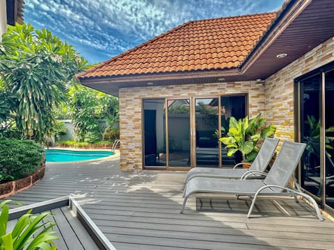Property building, Balcony/Terrace, Pool view, sunbed