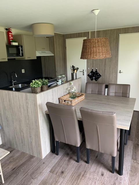 Luxe Chalet dichtbij Zoutelande Campground/ 
RV Resort in Koudekerke