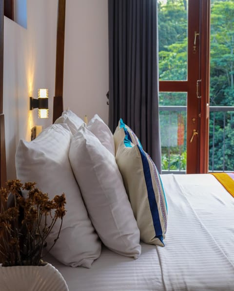 Bed, Bathroom, Balcony/Terrace, Bedroom, Mountain view