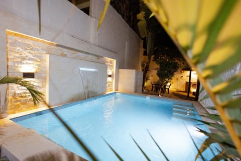 Swimming pool, Swimming pool