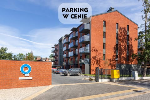 Property building, Day, Property logo or sign, Neighbourhood, Logo/Certificate/Sign, Text overlay, Street view, Certificate/Award, Parking