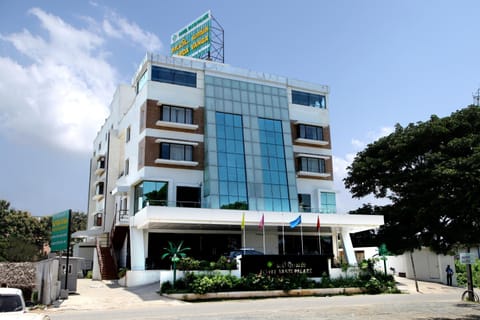 Property building, Facade/entrance, View (from property/room), Area and facilities
