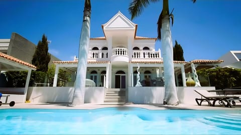 Property building, Patio, Day, Garden, Garden view, Pool view, Swimming pool, sunbed