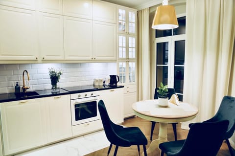 Kitchen or kitchenette, Dining area, dishwasher, stove