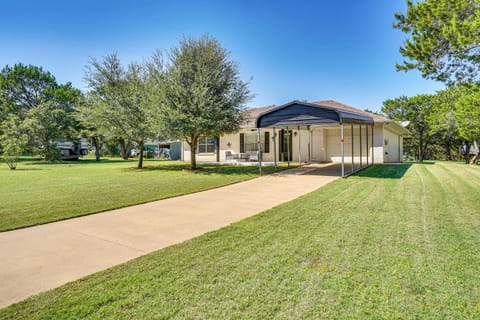 Granbury Cottage, Steps to Lake and Dock! House in Granbury