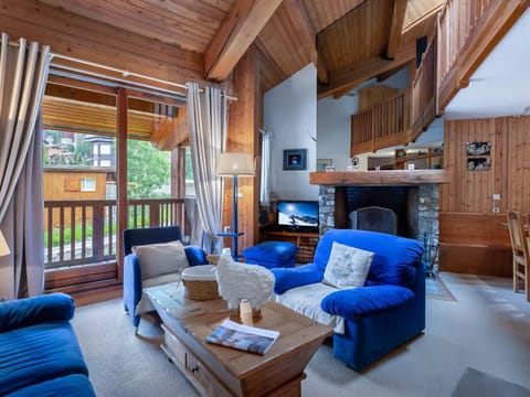 Duplex 3 Pièces avec Mezzanine, Centre de Val d'Isère, Proche des Pistes, Parking et Cheminée - FR-1-567-24 Apartment in Val dIsere