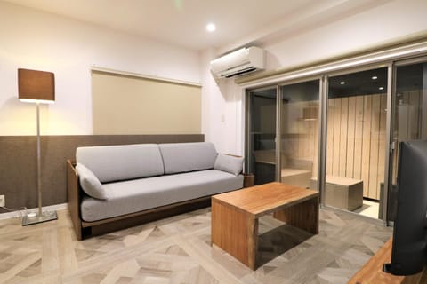 Living room, Photo of the whole room, Decorative detail, group of guests, Family