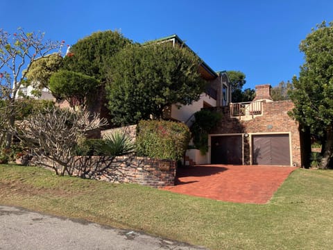 Property building, BBQ facilities, Balcony/Terrace, River view, group of guests, Family