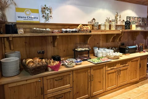 Restaurant/places to eat, Food and drinks, Dining area, Food, Breakfast, Buffet breakfast, Drinks