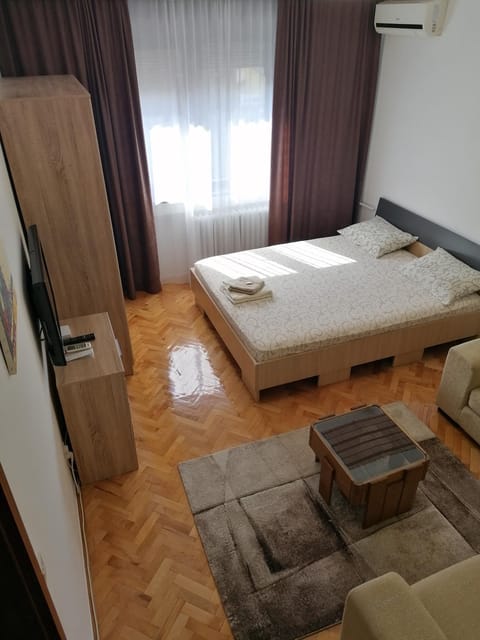 Bed, Bedroom, air conditioner