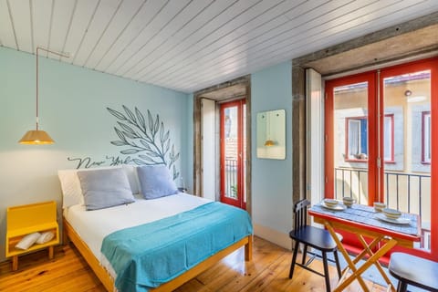 Bed, Dining area, Bedroom