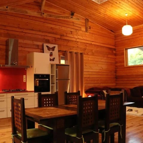 Communal lounge/ TV room, Kitchen or kitchenette, Living room, Seating area, Dining area, Evening entertainment, minibar, pet friendly, stove