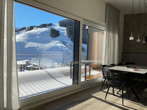Balcony/Terrace, Living room, Dining area, Mountain view