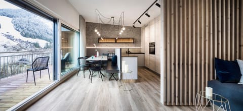 Balcony/Terrace, Kitchen or kitchenette, Dining area, Mountain view