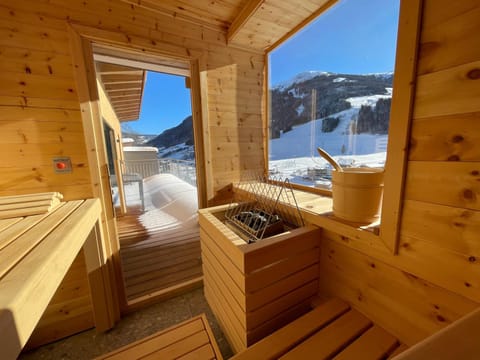 Sauna, Balcony/Terrace, Mountain view