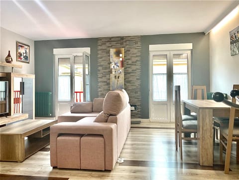 TV and multimedia, Balcony/Terrace, Living room, Seating area, Dining area