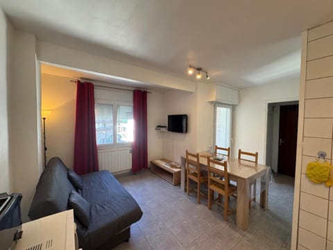 TV and multimedia, Living room, Photo of the whole room, Seating area, Dining area, Evening entertainment