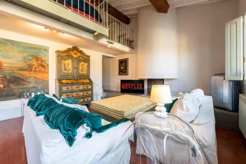 Bed, Living room, Photo of the whole room, Seating area, Bedroom