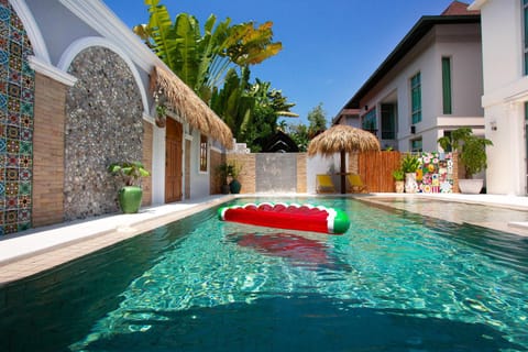 Property building, Day, Pool view, Swimming pool, sunbed