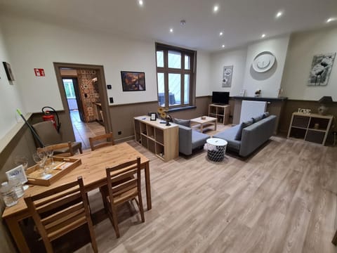 TV and multimedia, Living room, Seating area, Dining area