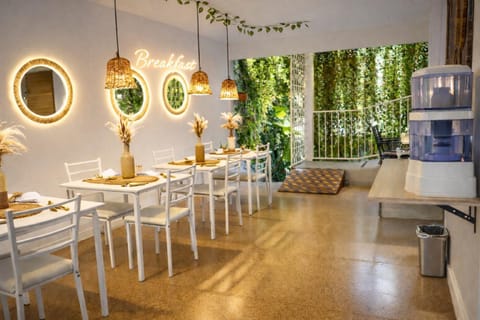 Restaurant/places to eat, Food and drinks, Seating area, Food