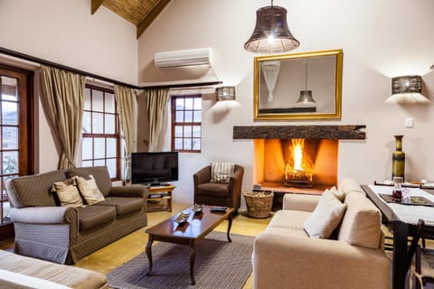 TV and multimedia, Living room, Lounge or bar, Seating area, flat iron