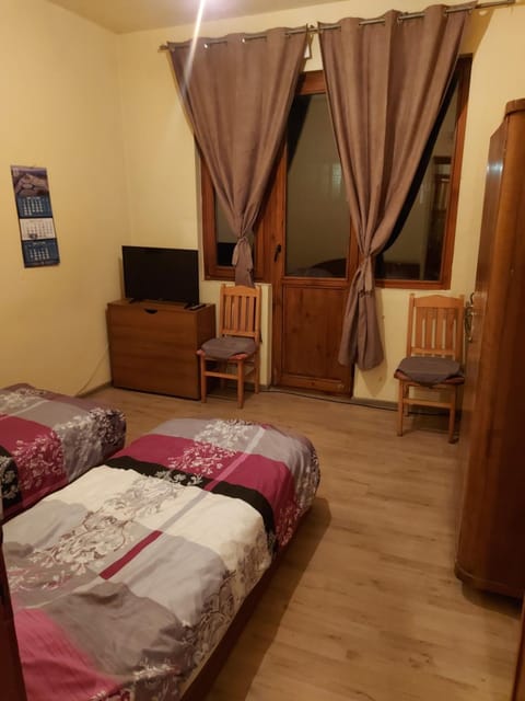 Bed, TV and multimedia, Bedroom