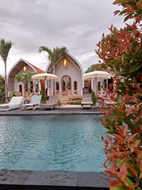 Property building, Day, Garden, Garden view, Pool view, Swimming pool, sunbed