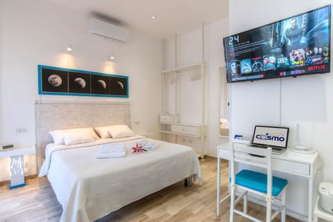 TV and multimedia, Seating area, Bedroom
