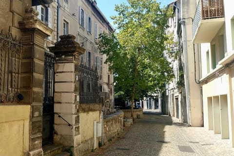 Neighbourhood, Street view