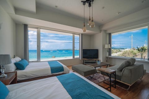 Photo of the whole room, Sea view